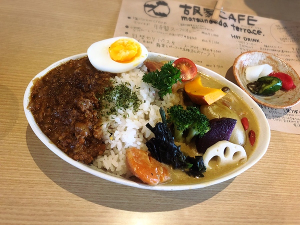 自家製野菜と塩こうじの特製スープカレーと山椒香るドライカレーのあいがけ「マツノエダテラス」