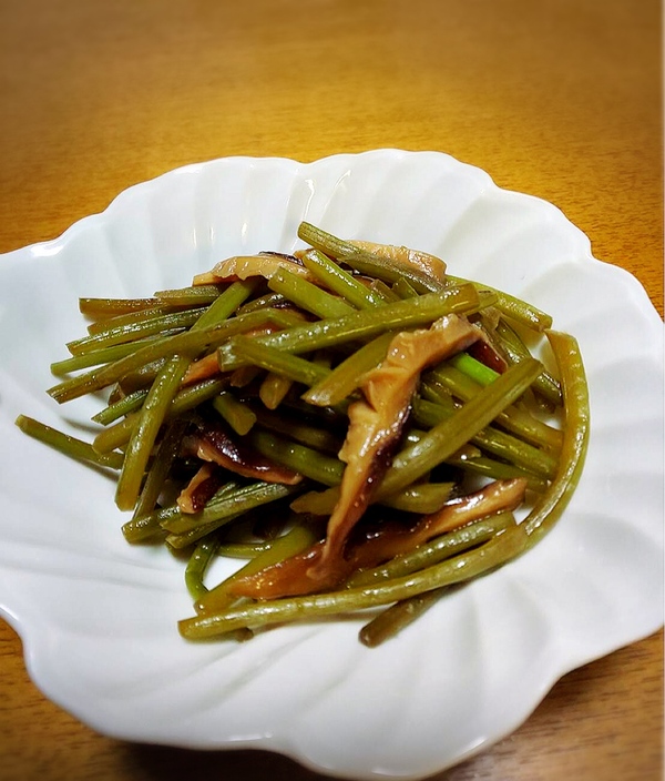 さつまいものツルを使ってキンピラ