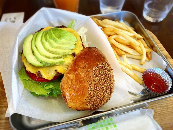 やっぱり看板メニューのAjariバーガー（ポテト付き）
