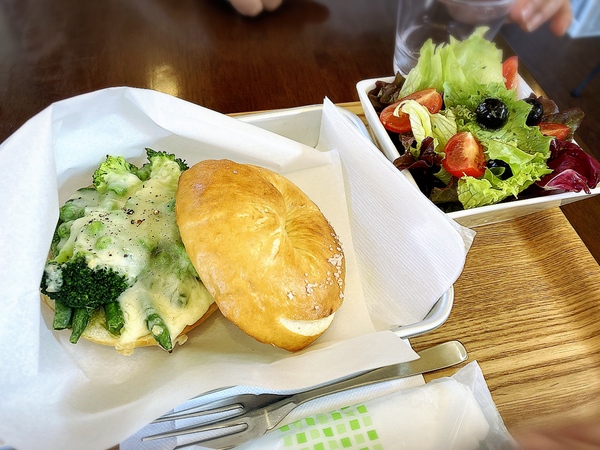 もりもり野菜のホットベーグル（サラダ付き）。