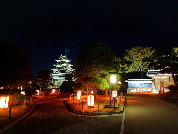 日本最古の国宝夜の松本城🏯紅葉とライトアップ　松本城の紅葉が始まりました
