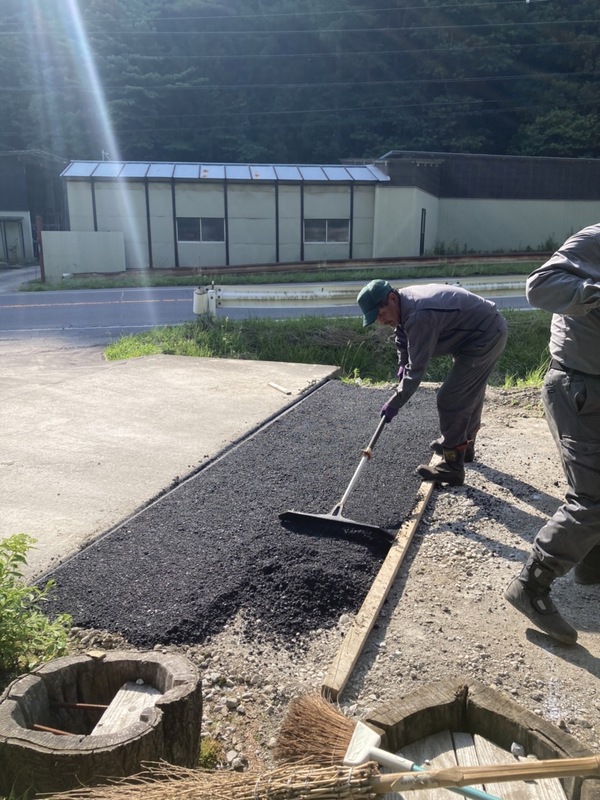 車が汚れる!水たまり対策☆会社入口を舗装材で補修しました!