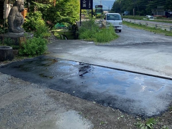 車が汚れる!水たまり対策☆会社入口を舗装材で補修しました!
