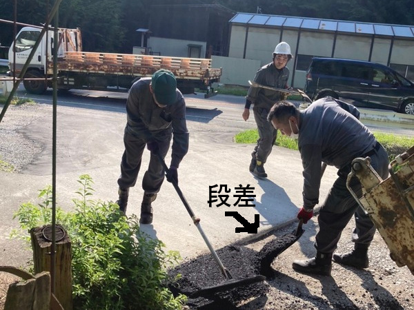 車が汚れる!水たまり対策☆会社入口を舗装材で補修しました!