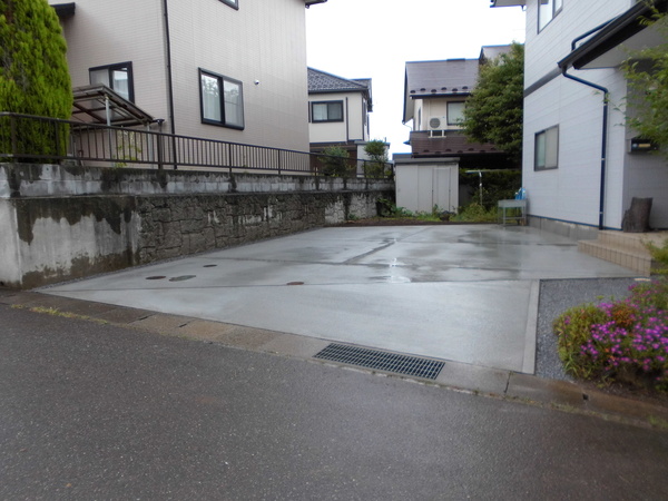 草むしりの手間いらず!おしゃれなコンクリートの駐車場