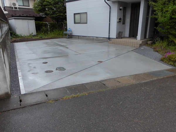 草むしりの手間いらず!おしゃれなコンクリートの駐車場