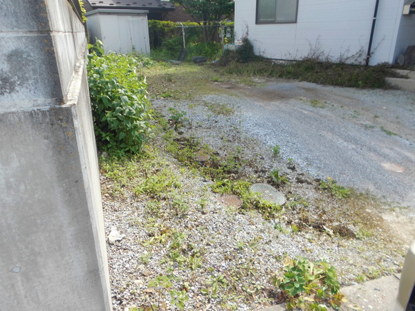 草むしりの手間いらず!おしゃれなコンクリートの駐車場