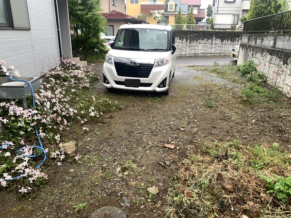 草むしりの手間いらず!おしゃれなコンクリートの駐車場
