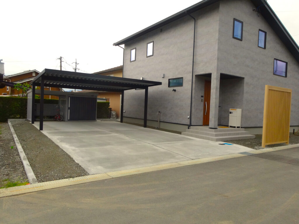 人工芝・目隠しフェンス・カーポート付き駐車場の外構工事 伊那市 W様邸