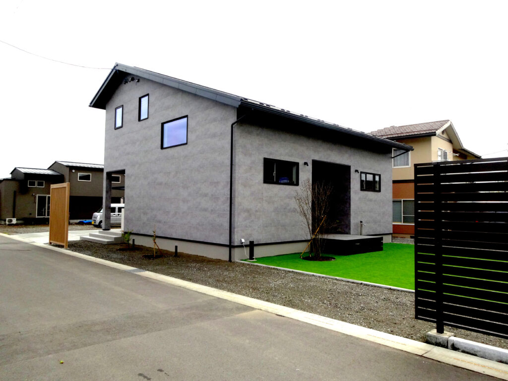 人工芝・目隠しフェンス・カーポート付き駐車場の外構工事 伊那市 W様邸