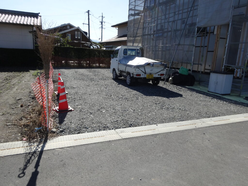人工芝・目隠しフェンス・カーポート付き駐車場の外構工事 伊那市 W様邸
