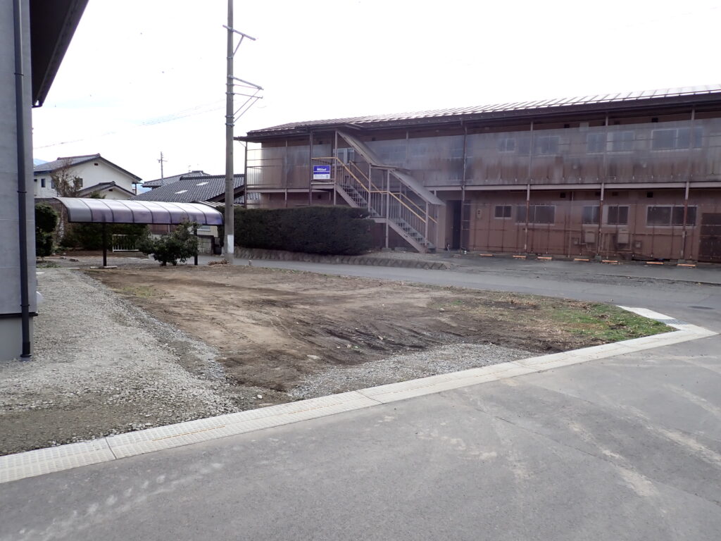 人工芝・目隠しフェンス・カーポート付き駐車場の外構工事 伊那市 W様邸
