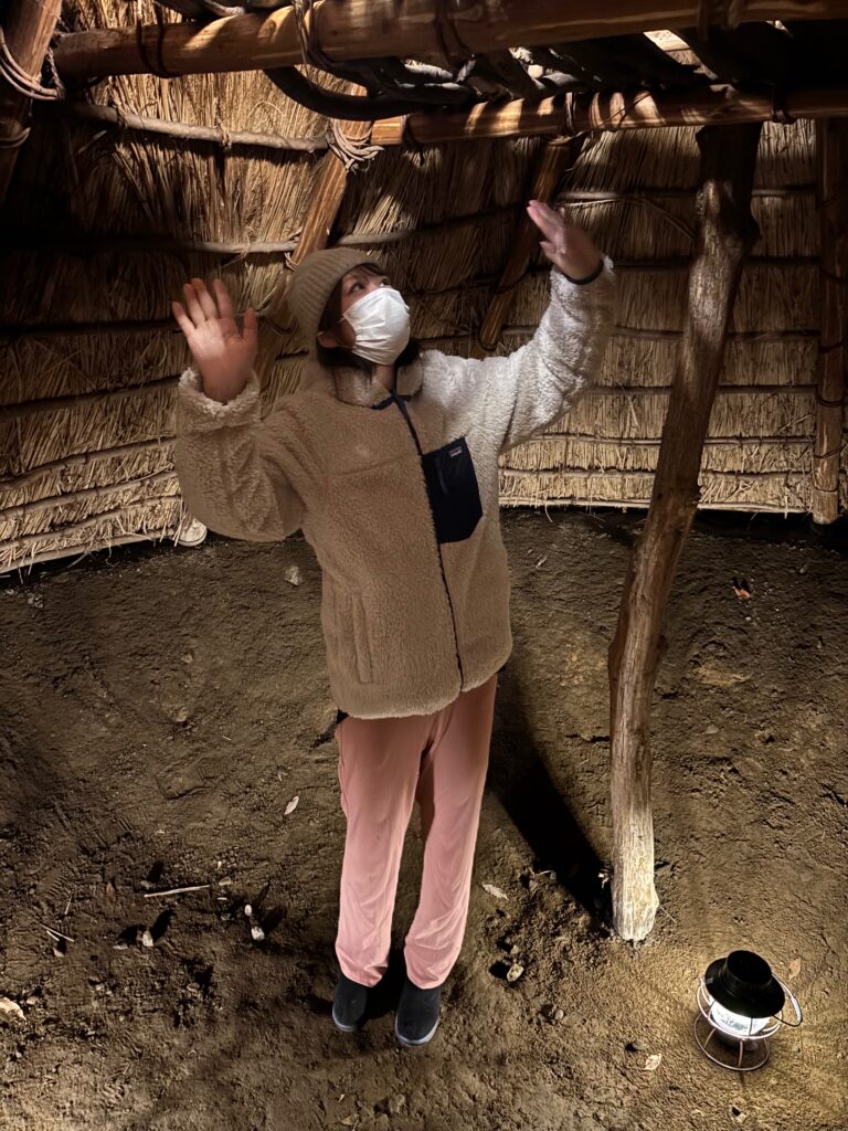 縄文時代の家屋で、入り口から入ると半地下になっていて、上は何本もの柱が組んであり、藁や草木などで屋根を作ってあります。 中に入ると少し暖かい。